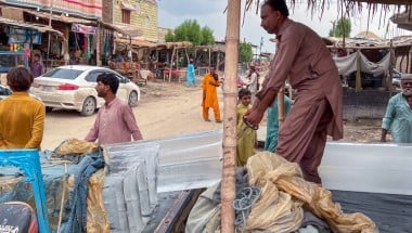 In Shaheed Benazirabad, during an extreme heatwave, a street vendor prepares and stocks large ice blocks. Photo: Concern Worldwide. 