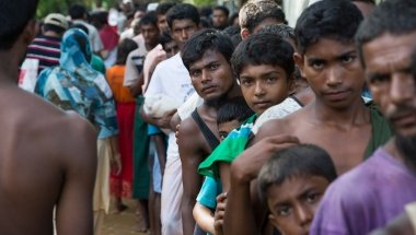 Rohingyas from Myanmar queue at a distribution site at Hakim Para in Cox&#039;s Bazar. Photo: Kieran McConville/Concern Worldwide.
