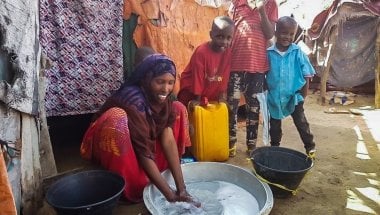 Maryam and her family washing clothes in a camp for IDPs in Somalia. Photo: Ifrah Abdi Hussein / Concern Worldwide.