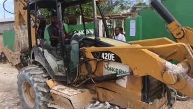 A digger used to re-open roads in La Gonave, Haiti. Credit: Kristin Myers/Concern Worldwide.