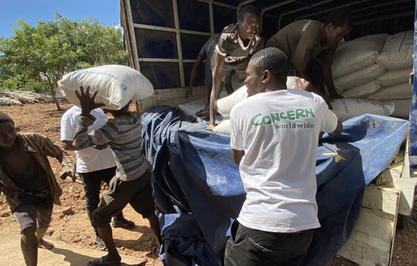 Concern teams at Mpagira warehouse and food distribution centre, Malawi. Photo: Jane Allen/Concern Worldwide