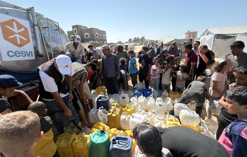 Over 100,000 people have received water through Concern’s interventions with it partner in Gaza,  CESVI. They are trucking water to Deir al Balah, Gaza City and Khan Younis areas. Photo: CESVI