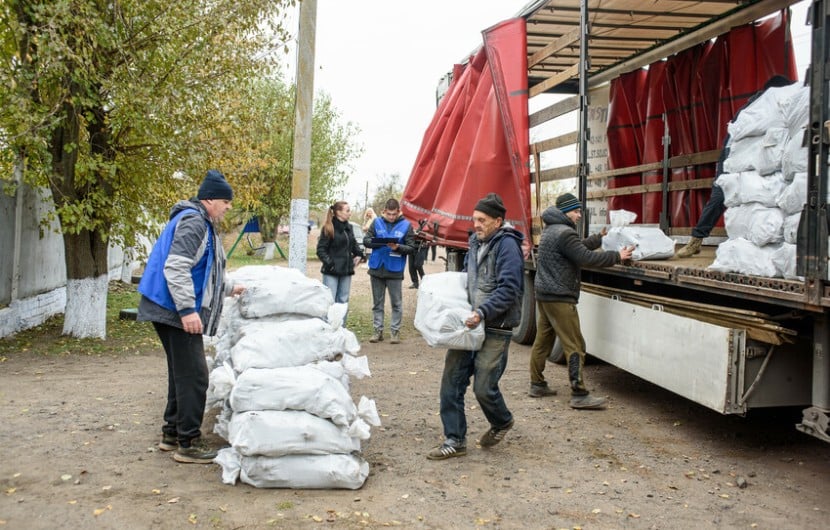 Concern Worldwide’s Ukrainian national partner ‘Angels of Salvation’ go door to door in Mykolaiv Oblast distributing winter fuel to vulnerable households.