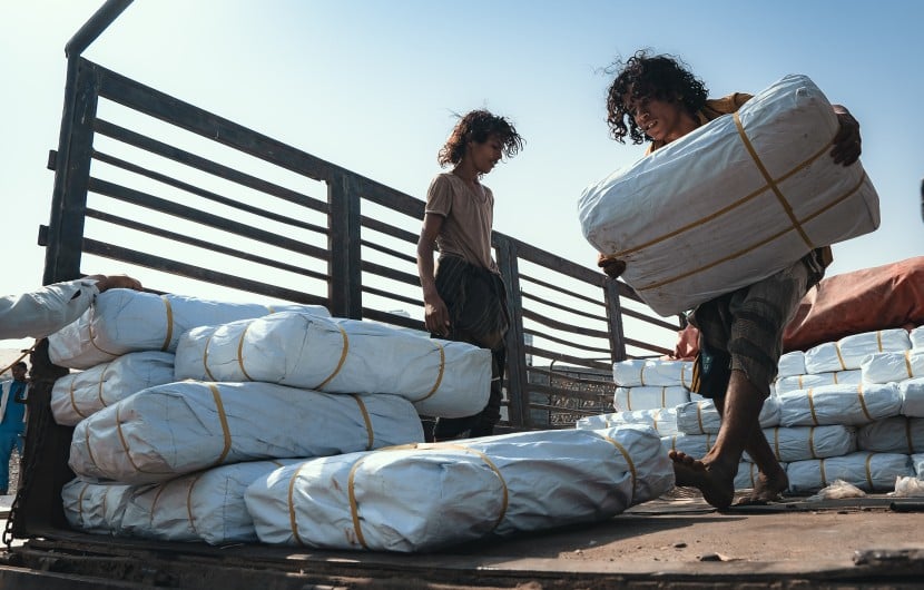 Concern team distribute shelter materials to people affected by the sandstorm that struck Al Anad IDP Camp, Tuban District. Photo: Ammar Khalaf/Concern Worldwide