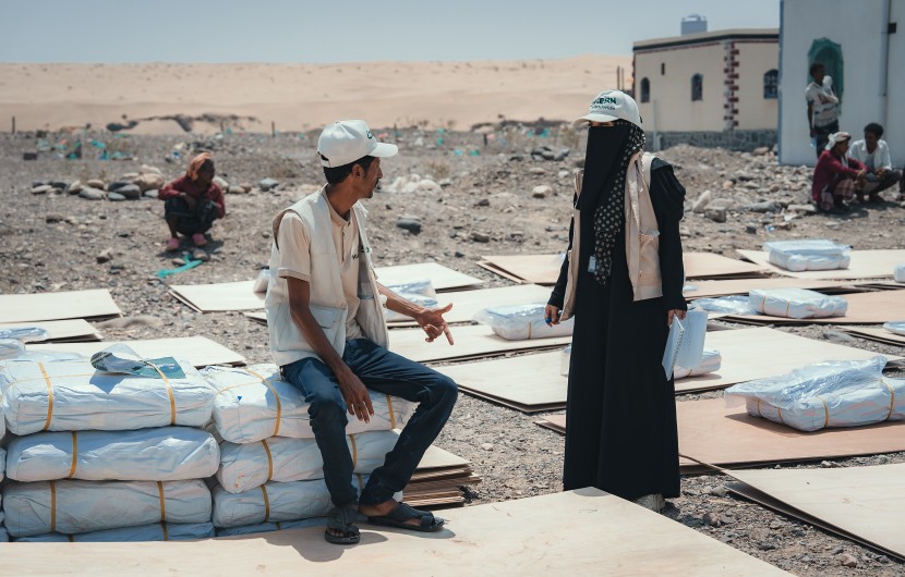 Concern team distribute shelter materials to people affected by the sandstorm that struck Yemen's Al Anad IDP Camp. Photo: Ammar Khalaf/Concern Worldwide