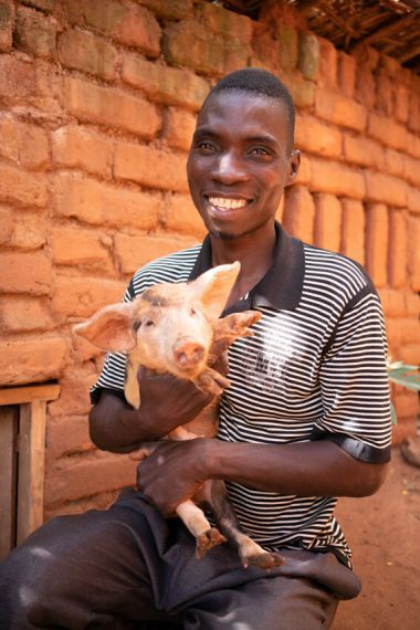 Aubrey with one of his sow’s piglets, in Burundi. Photo: Chris Gagnon / Concern Worldwide