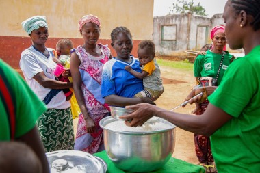 Programme participants receive porridge in Central African Republic