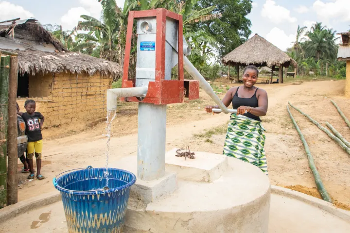 Sadah Smith using the new Town Town well. Concern installed this well recently and it's already having a positive impact on the town. Photo: Gavin Douglas/Concern Worldwide. Sadah Smith using the new Town Town well. Concern installed this well recently and it's already having a positive impact on the town. Photo: Gavin Douglas/Concern Worldwide.