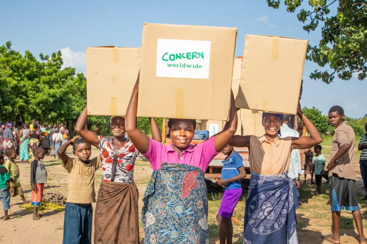 Mother of 2, Belita Andrade (22) brings her Concern Emergency Supplies box home with her neighbours. Photo: Gavin Douglas/ Concern Worldwide. Mother of 2, Belita Andrade (22) brings her Concern Emergency Supplies box home with her neighbours. Photo: Gavin Douglas/ Concern Worldwide.