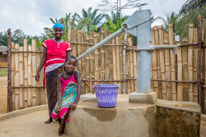 Irene with her daughter Lucy (8) at their village well. Photo: Gavin Douglas/Concern Worldwide. Irene with her daughter Lucy (8) at their village well. Photo: Gavin Douglas/Concern Worldwide.
