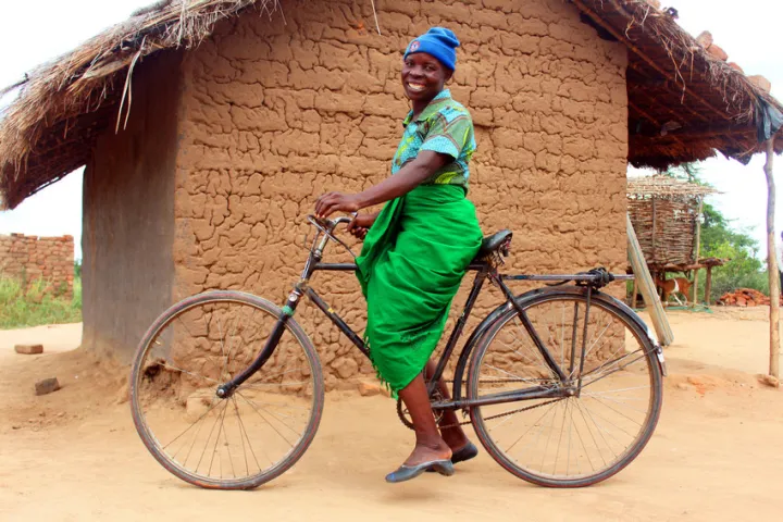 Jennifer gets ready to set off on her bike in Malawi. Photo: Jason Kennedy / Concern Worldwide. Jennifer gets ready to set off on her bike in Malawi. Photo: Jason Kennedy / Concern Worldwide.