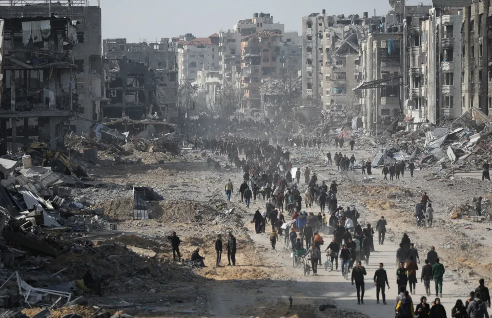 Displaced Palestinians start to return their houses past damaged buildings