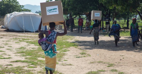 Occupants of the Bitilinyu Camp bring much needed supplies back to camp provided by Concern. Photo: Gavin Douglas/ Concern Worldwide.