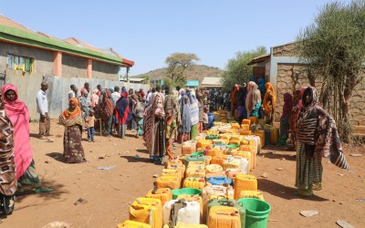 Hundreds of people waiting for a weekly water truck to arrive in Kersa Dula, Somali Region, Ethiopia. The people here get an average of 20 liters of water per person for one week, very far below the UN standards. Photo: Jennifer Nolan/ Concern Worldwide.
