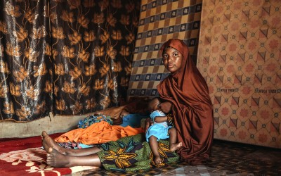 Aminata Abdoulaye (20) and her son Hassane (9 months). They live in the Lacouroussou District. Aminata is married to Agali, a motorcycle taxi driver. They have three children. Photo: Ollivier Girard / Concern Worldwide