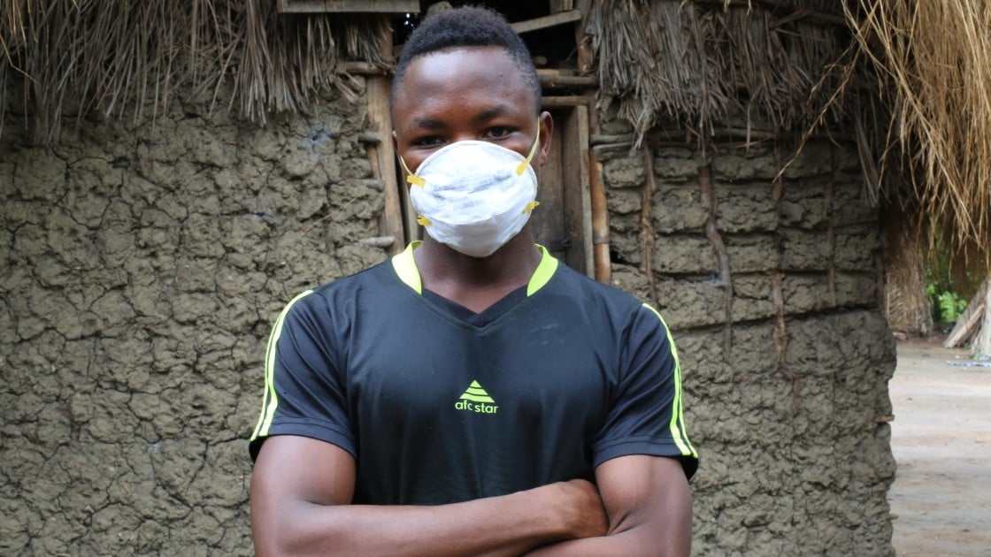 Daddy Mansaray wearing a mask as a preventative measure against Covid-19, at his residence in Bassaia Village Tonkolili District Northern Sierra Leone Photo: Mohamed Saidu Bah / Concern Worldwide