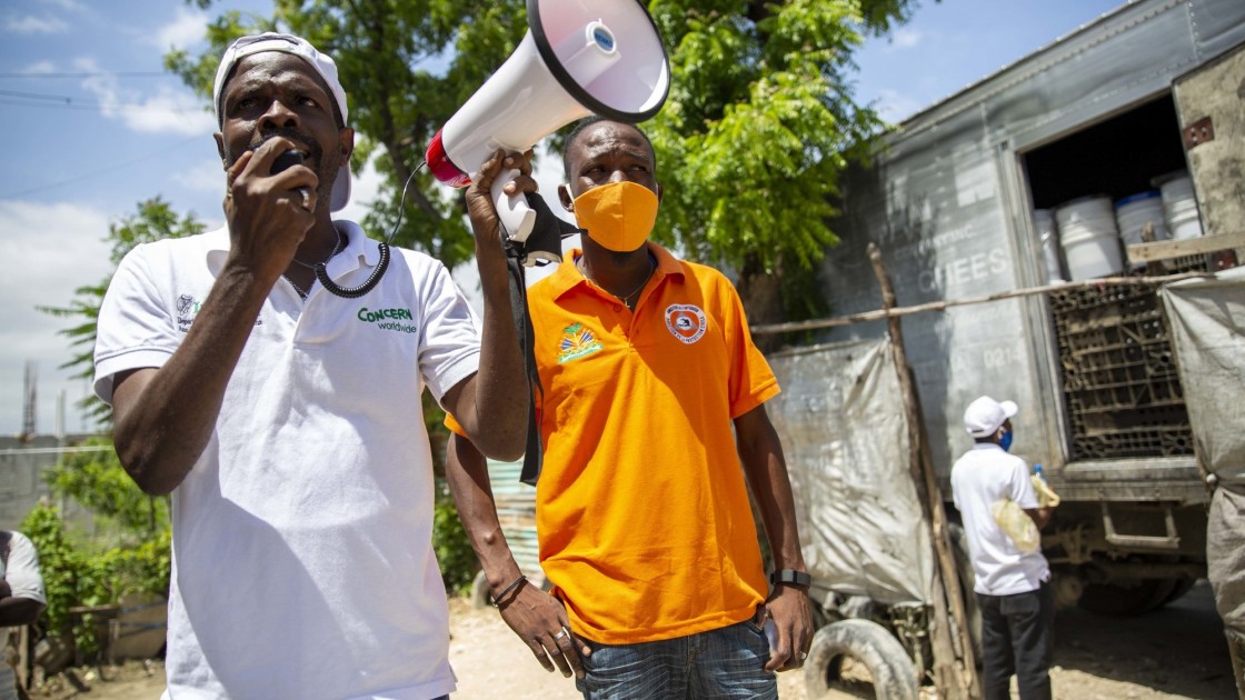 Staff talk to residents during distribution of hygiene kits in Port-au-Prince, Haiti. Photo: Dieu Nalio Chery