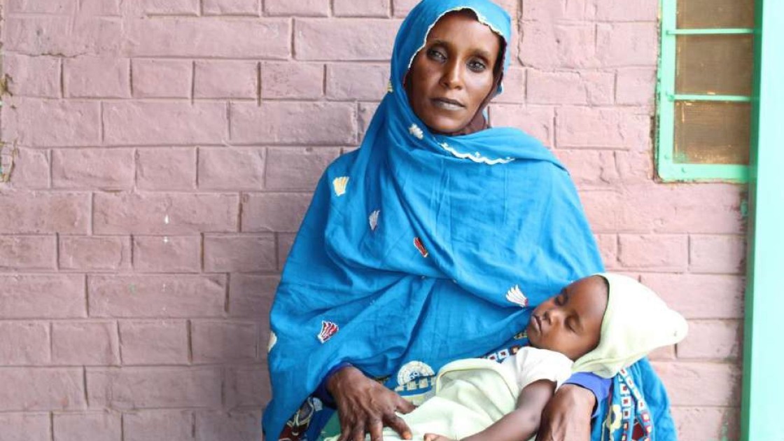 Hamida attends a nutrition training in West Kordofan with her son Alaa.