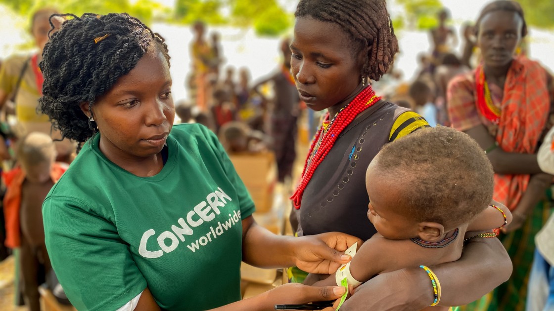 Hella has brought Nyanga to a Concern outreach clinic so that he can receive the supplements that will treat his severe malnutrition.