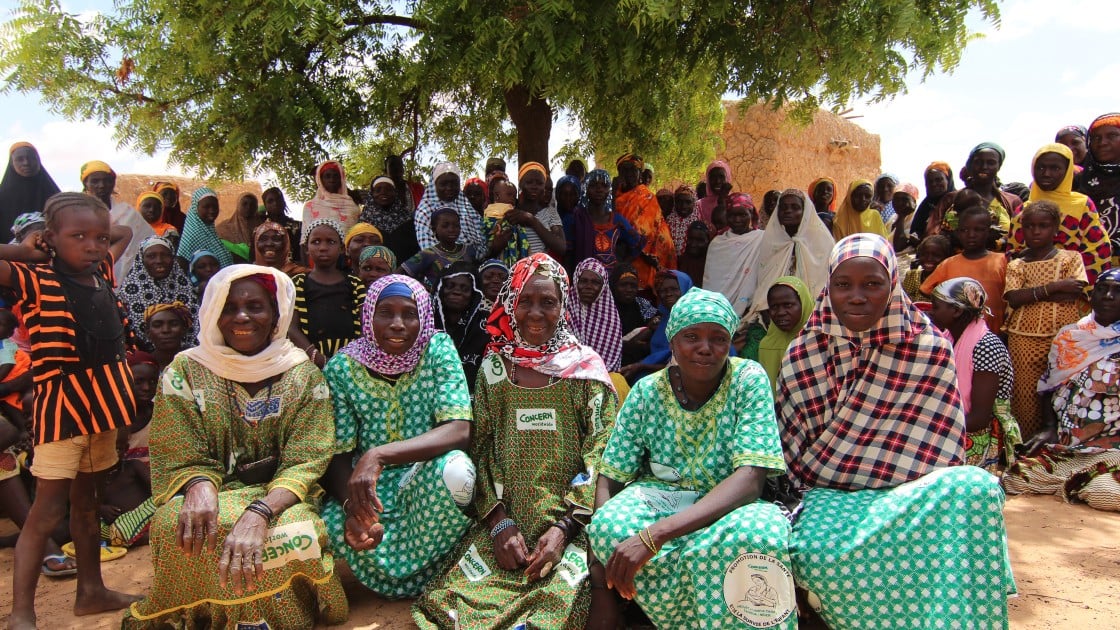 Mama Lumiere community group in Tahoua, Niger reaches tens of thousands of people with messages on breastfeeding, diarrhoeal treatment, hand washing, water treatment, and basic sanitation. Tahoua, Niger. Photo: Jennifer Nolan/Concern Worldwide.