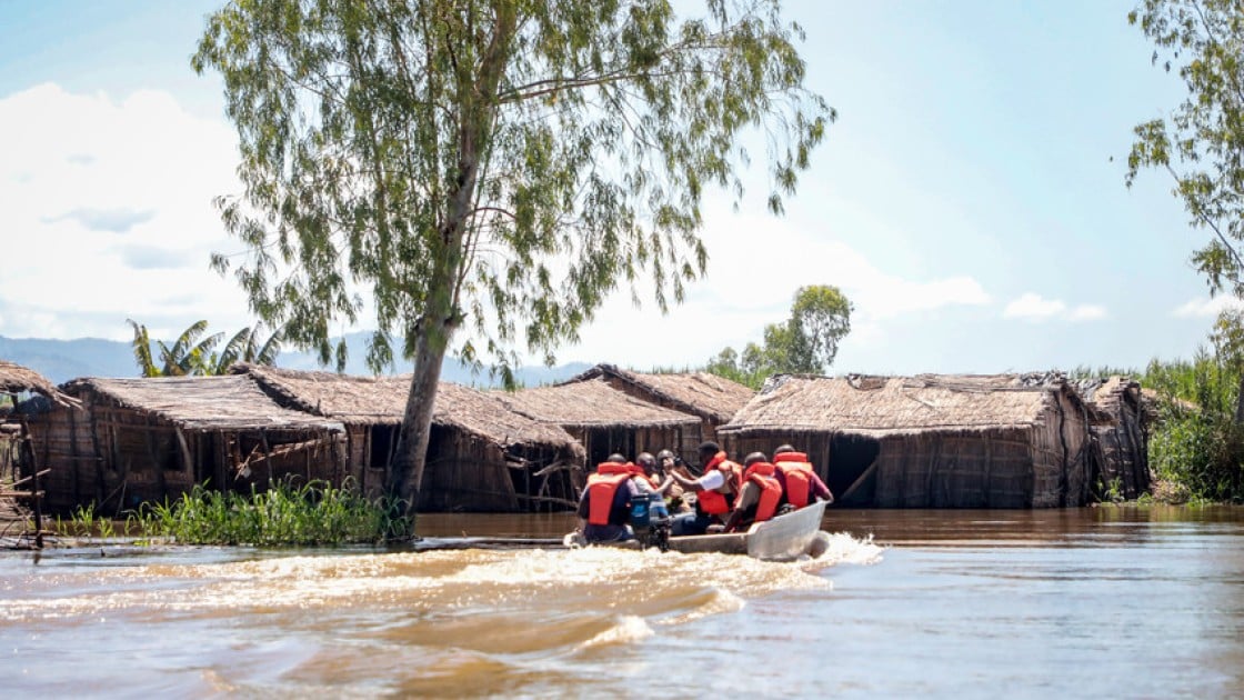 Concern staff with help from the Malawi Defence Forces assess the damage to communities along the river Shire. This one has been completely submerged. A few local men have come back by canoe to assess the damage for themselves. Photo: Gavin Douglas/ Concern Worldwide