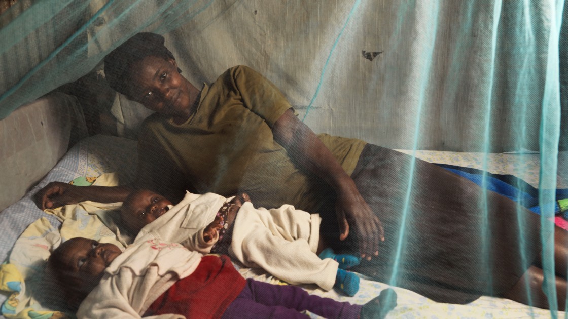 Florence Mutungi (32) with six-month-old twin daughters Blessings and Precious. Peter Caton / Concern Worldwide, Kenya, 2017.