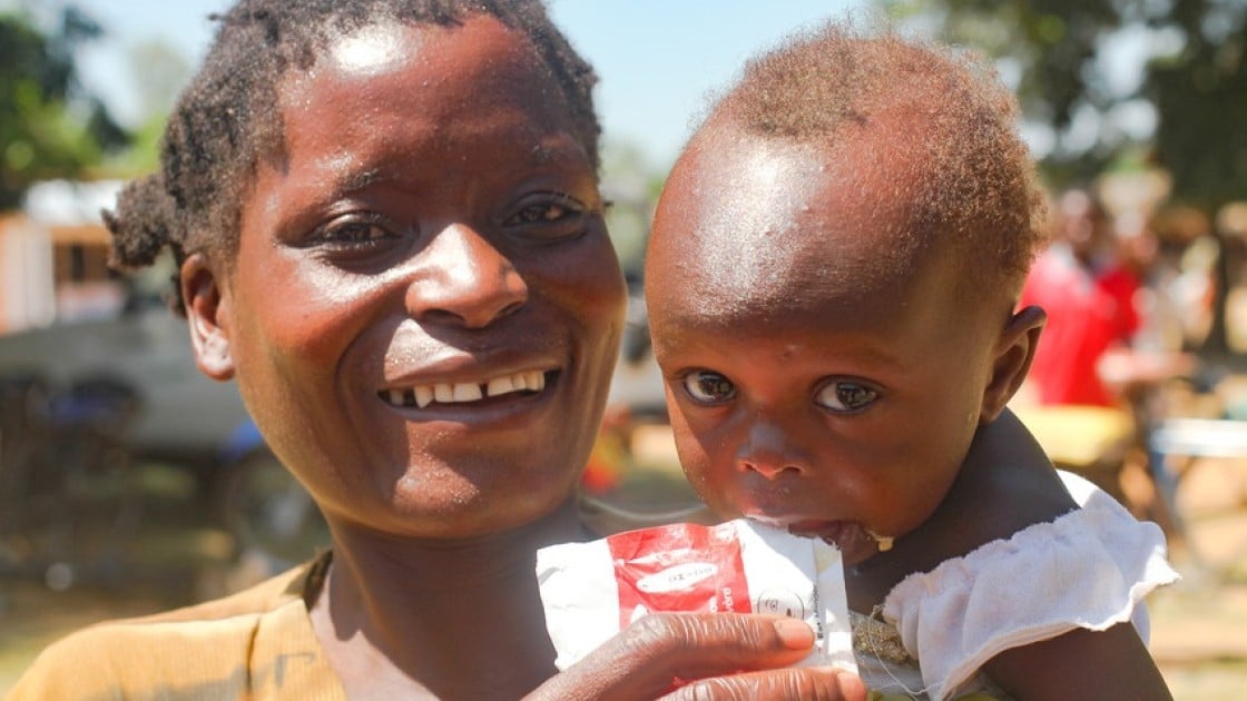 Dyness Banda with her daughter Loveness Patulani who received CMAM care in Malawi. Photo: Jennifer Nolan / Concern Worldwide.