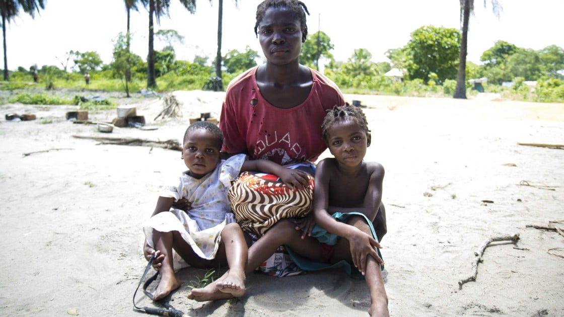 Lordes with her children after the Licungo River flood in Maganja da Costa. Photo taken by Crystal Wells/Concern Worldwide