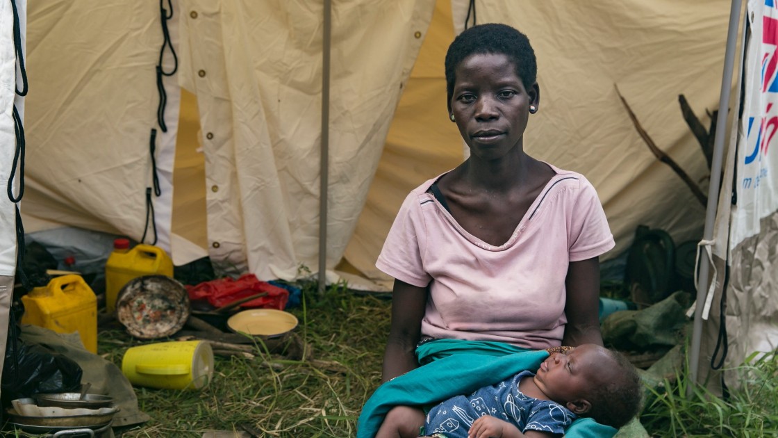 Pascua Manuel Alfonete with her infant daughter, Ana, at a displacement camp in Central Mozambique. Photo: Kieran McConville/Concern Worldwide.