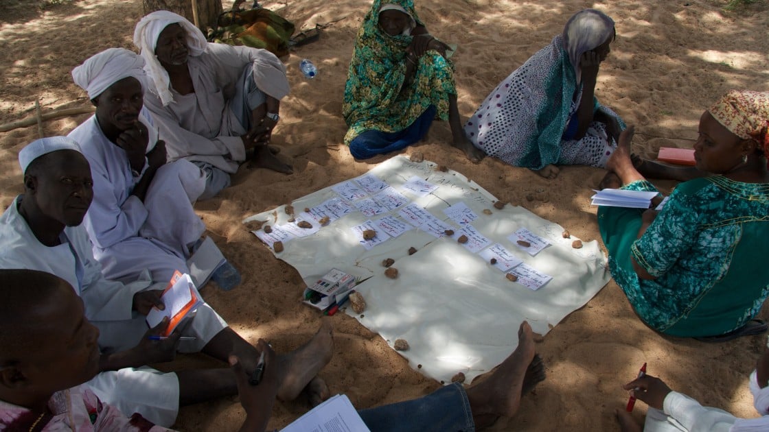Men and women make up the Tcharow Comite Communautaire d’Action (Community Action Committee) in Tcharow, Goz Beida, Sila Region, Chad. Photo: Dom Hunt / Chad / 2014