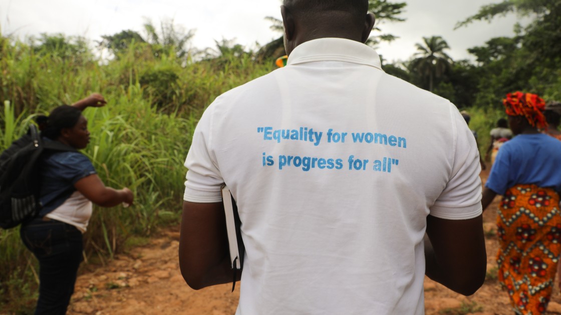 A programme staff member in Sierra Leone promoting gender equality. Photo: Jennifer Nolan / Concern Worldwide.