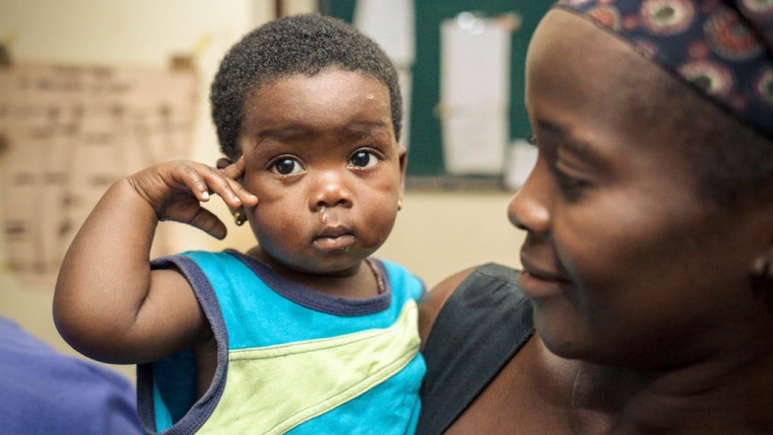 Memuniatu Kamara with her young child at the Allen Town PHU in Freetown, Sierra Leone. Photo taken by Michael Duff / Concern Worldwide.