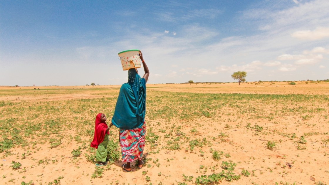 Halima Fbid (28) walks one and half hours to gather water each day with her daughter Lamchara (4). The well that is near their house is contaminated and the children get sick if they drink that water. Tahoua,Niger.Photo by Jennifer Nolan, 2016.