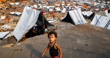 A Rohingya refugee child in a refugee camp