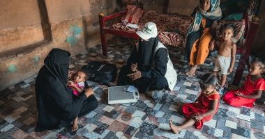 Saadia, Community Health Volunteer, visiting the home of Oma, a child experiencing acute malnutrition, in Yemen. Photo: Ammar Khalaf/Concern Worldwide