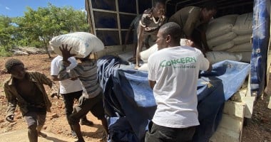 Concern teams at Mpagira warehouse and food distribution centre, Malawi. Photo: Jane Allen/Concern Worldwide