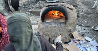 Manila* and her family were displaced to Rafah then to Al-Nuseirat in Gaza. She makes some bread with the resources they have, but they have no tent or access to food and water. (Photo: Khalil Adwan)