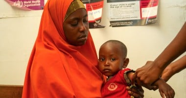Amburo* (28) holds her youngest child Abshir*. Amburo is a mother of four children from Baidoa, now living in a displacement camp in Daynile District, Mogadishu. Photo: Adnan Mohamed/Concern Worldwide