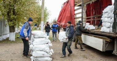 Concern Worldwide’s Ukrainian national partner ‘Angels of Salvation’ go door to door in Mykolaiv Oblast distributing winter fuel to vulnerable households.