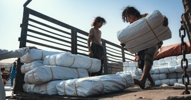 Concern team distribute shelter materials to people affected by the sandstorm that struck Al Anad IDP Camp, Tuban District. Photo: Ammar Khalaf/Concern Worldwide