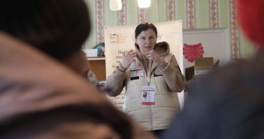 Psychologist Olena Kozyr conducting an adult psychosocial support session in Mala Rohozyanka, Kharkiv Oblast. Photo: Jon Hozier-Byrne/Concern Worldwide