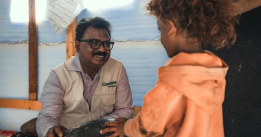 Concern Yemen Country Director Victor Moses chats to a child in Al-Anad IDP site in Lahj Governorate where Concern, with support from Irish Aid, provided shelter and WASH assistance to IDPs affected by a major sandstorm. Photo: Ammar Khalaf/Concern Worldwide