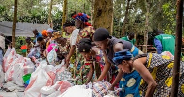 Participants in the SAFER programme collect household and hygiene kits from Concern at the Kirotshe distribution site. Photo: Concern Worldwide