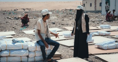 Concern team distribute shelter materials to people affected by the sandstorm that struck Yemen's Al Anad IDP Camp. Photo: Ammar Khalaf/Concern Worldwide