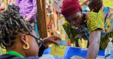 Participants are registered at the verification desk before proceeding to the distribution points. Photo: Samuel Isenge/Concern Worldwide