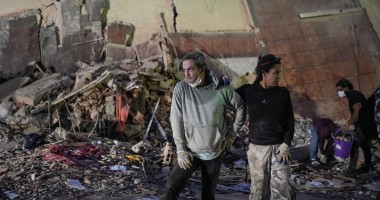 People stand at the site of a collapsed building following an earthquake in Caracas on June 25, 2026