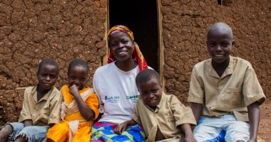 Beatrice Mukandagano, a beneficiary of the Graduation model programme in Kirundo province (Burundi) sitting with her 4 children beside the house she built herself in Bugabira commune. She also bought land to cultivate as a result of the programme.