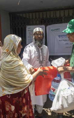 Initial emergency distributions following the 2024 floods in Bangladesh take place in Noakhali district. Photo: Akram Hossain/Concern Worldwide