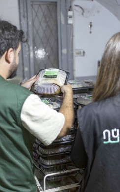 A concern team prepares to distribute hot meals to displaced families in Beirut. 