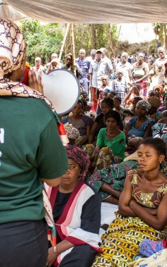 Akila Safari, Accountability Support Officer, instructs and advises programmes participants on the distribution process at the Kirotshe distribution site in Democratic Republic of Congo. 